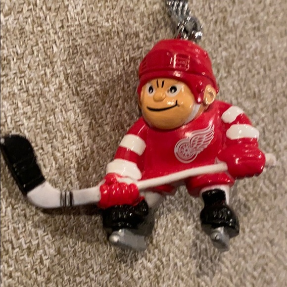 Red wings keychain. - Picture 3 of 3